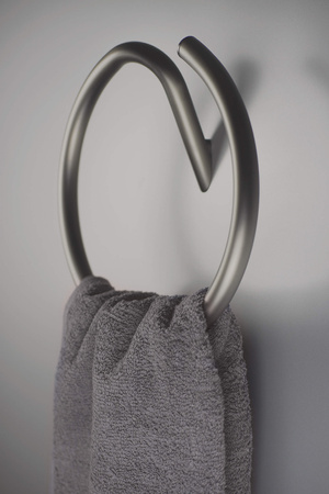 Wieszak na ręcznik ścienny - okrągły titanium ADI D611